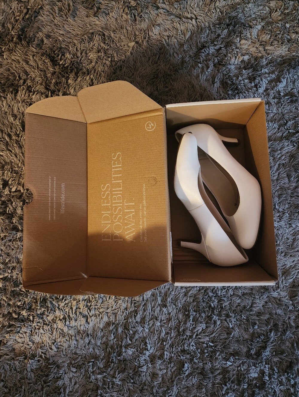 Lifestyle white leather pumps